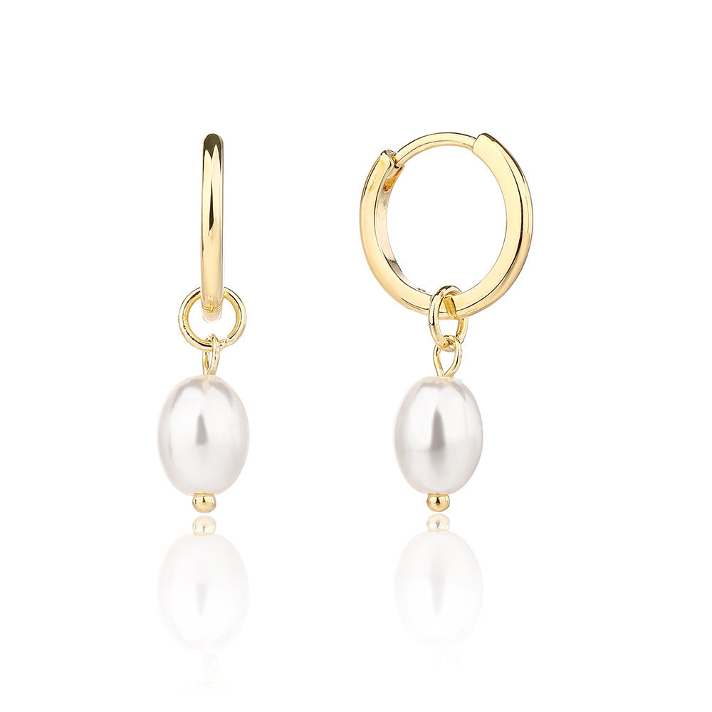 עגילי חישוק בציפוי זהב משובצים בפנינה - דגם צדף